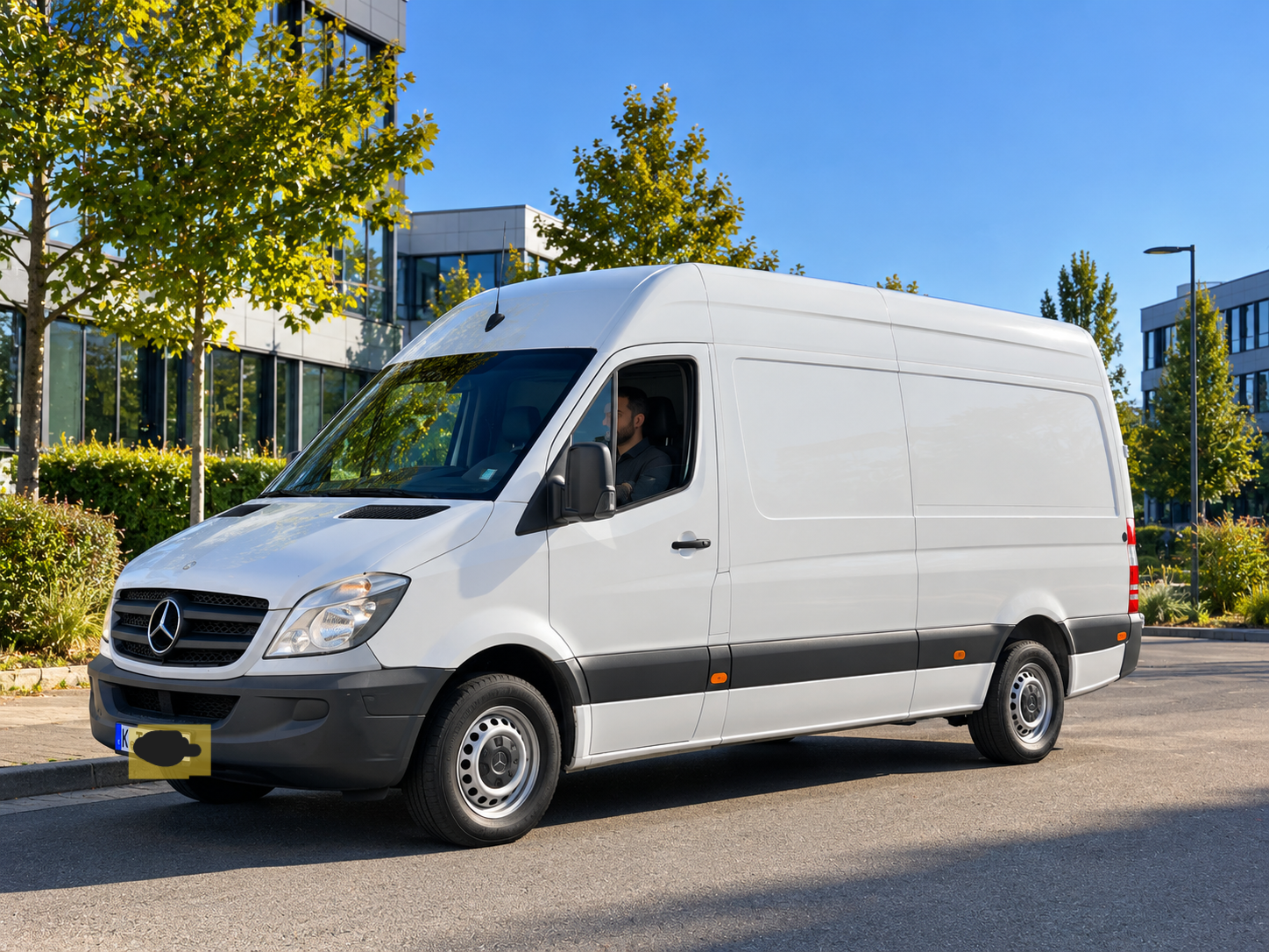 Weißer Mercedes Sprinter mit Fahrer