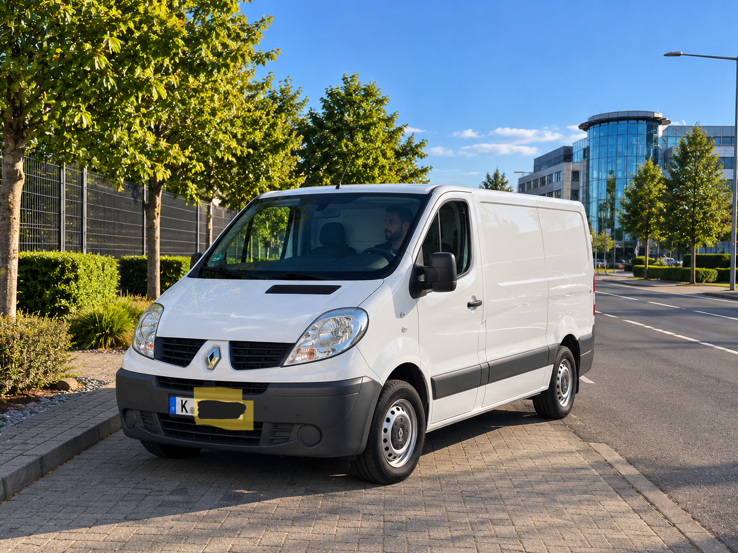 Renault Trafic mit verdecktem Kennzeichen